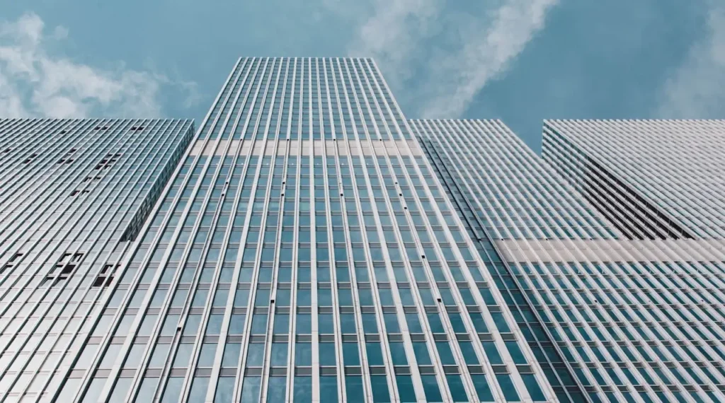 Edificio moderno con cielo azul