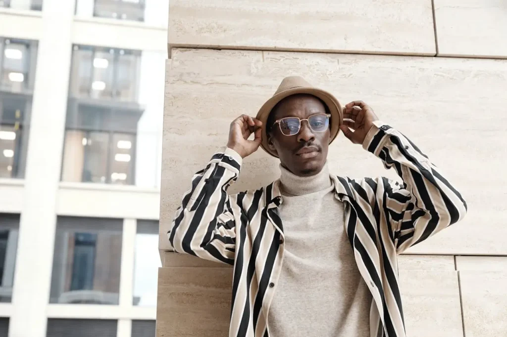 Hombre con sombrero y camisa rayada Hombre con sombrero y camisa rayada