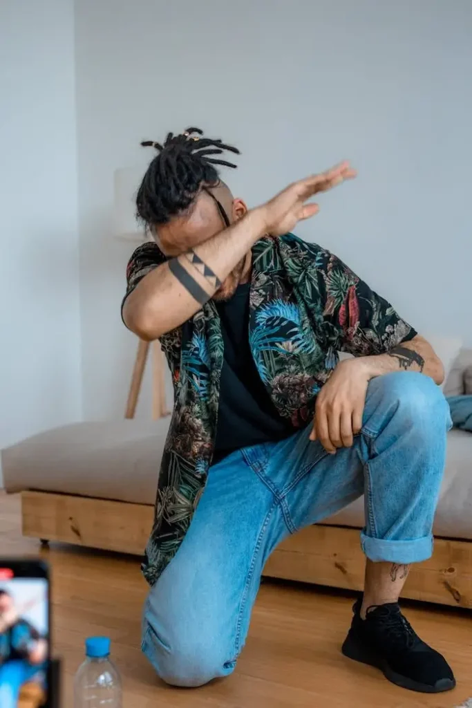 Hombre con trenzas y camisa hawaiana Hombre con trenzas y camisa hawaiana