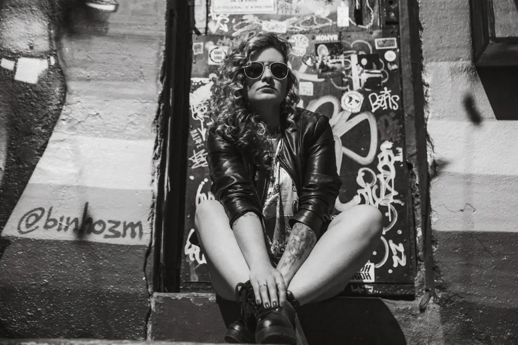 Mujer sentada con chaqueta de cuero Mujer sentada con chaqueta de cuero